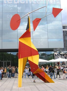Alexander_Calder_Crinkly_avec_disc_Rouge_1973_Stuttgart